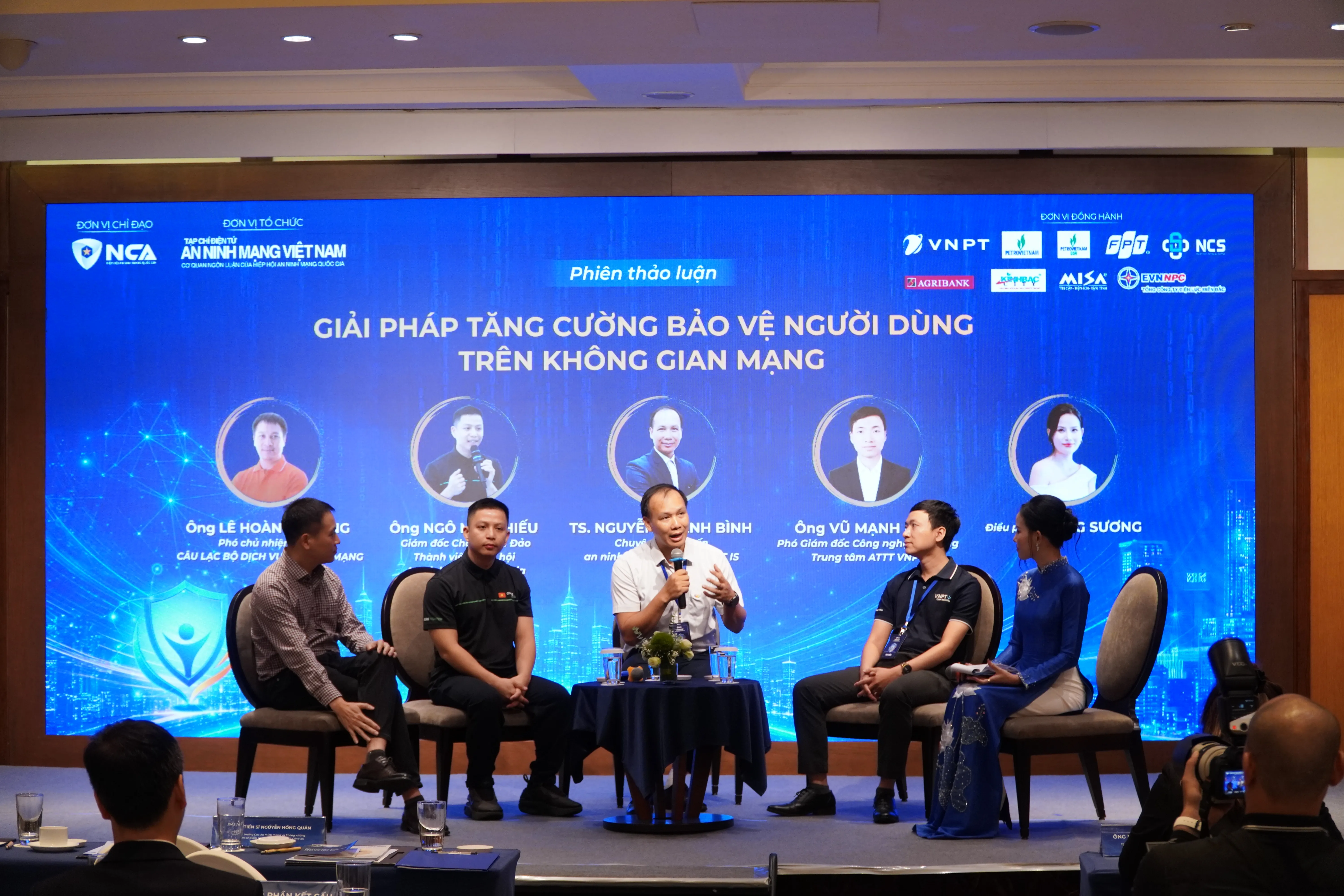 Ảnh toạ đàm.webp