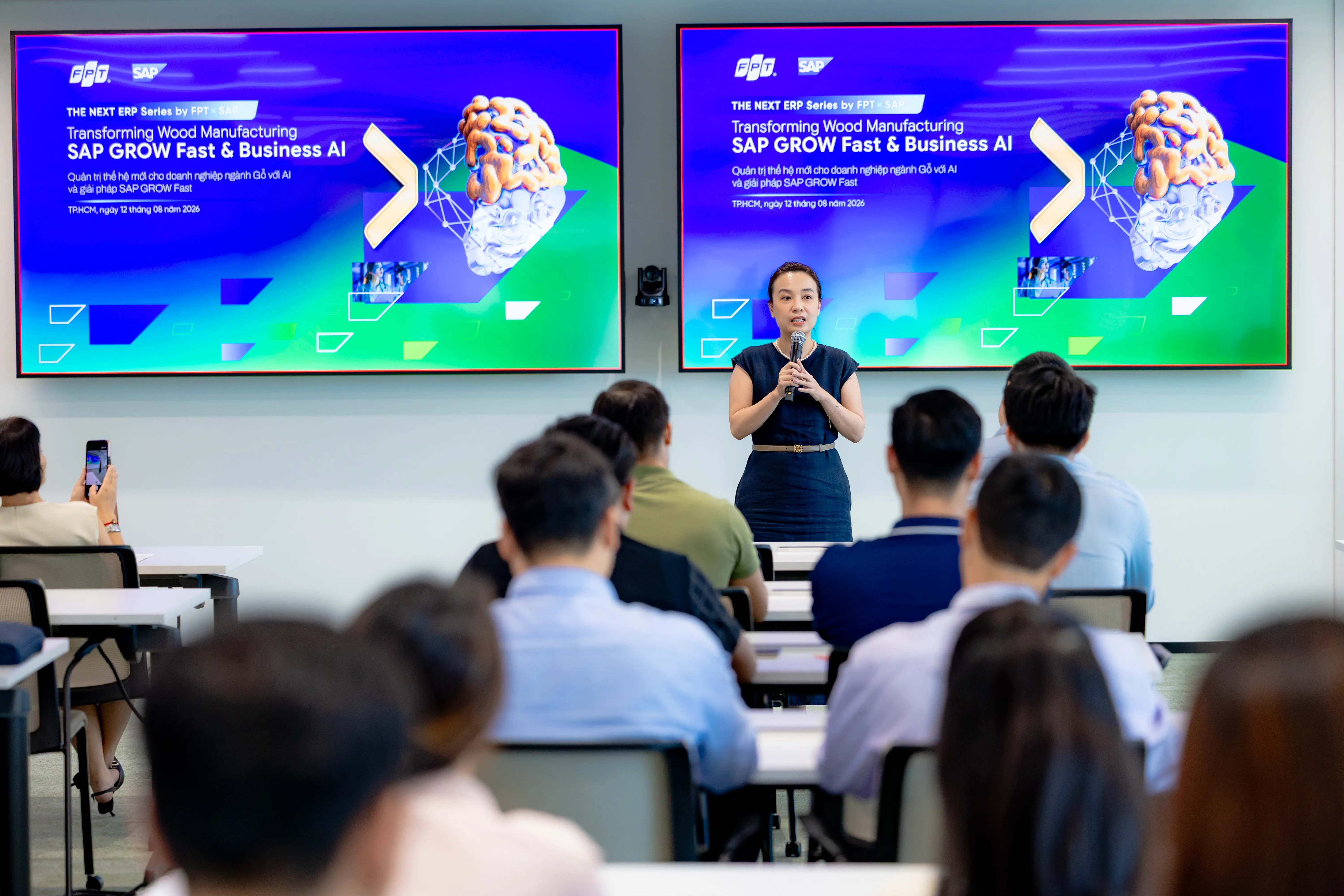 Bà Hoàng Thu Quỳnh - đại diện SAP Việt Nam chia sẻ về lý do SAP cùng FPT tổ chức sự kiện đồng hành cùng doanh nghiệp ngành Gỗ số hoá, chuẩn hóa quản trị.webp