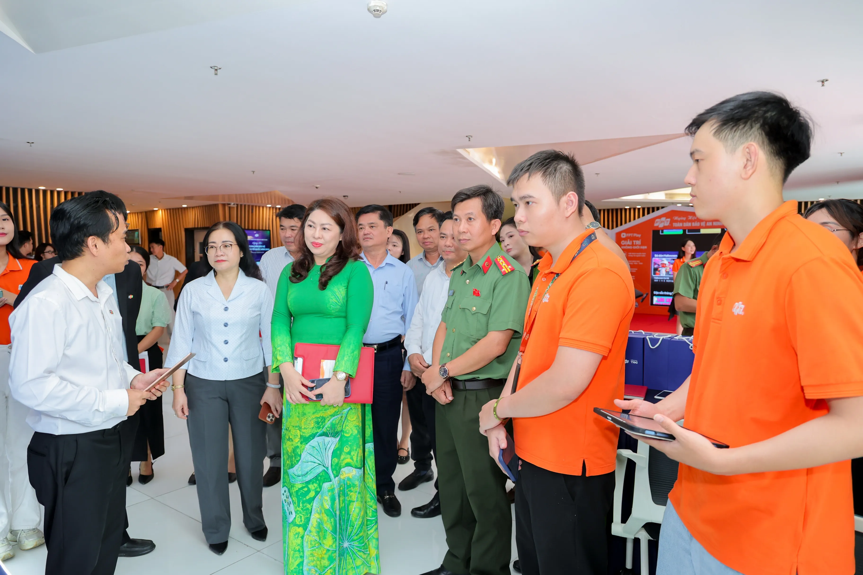 FPT giới thiệu hệ sinh thái giải pháp chuyển đổi số và an toàn thông tin tại Ngày hội.webp